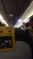 Imágenes del interior del avión de Vueling con destino a Sevilla mientras rodaba por la pista