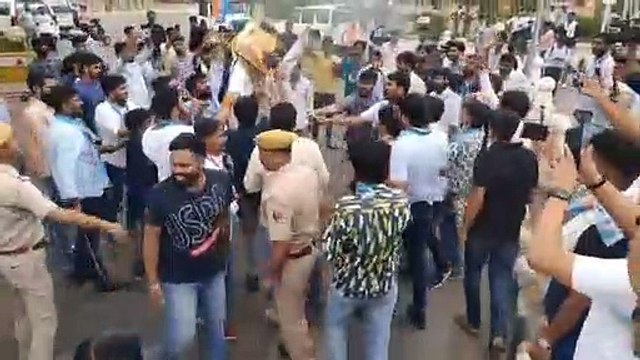 ईडी नोटिस का विरोध, एनएसयूआई कार्यकर्ताओं ने किया प्रदर्शन