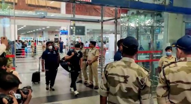 তৃতীয় টি২০ খেলতে বিশাখাপত্তনম পৌঁছল ভারত ও দক্ষিণ আফ্রিকা দল |OneIndia Bengali