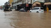 Sağanak nedeniyle ev ve iş yerlerini su bastı, araçlar yolda mahsur kaldı