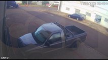 Vídeo mostra carro capotando após colisão com caminhão no Trevo Cataratas