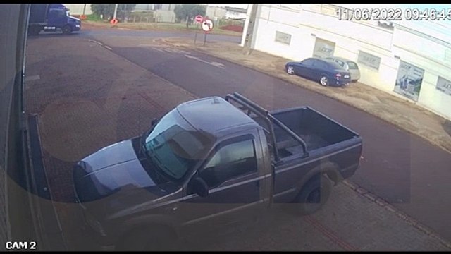 Vídeo mostra carro capotando após colisão com caminhão no Trevo Cataratas
