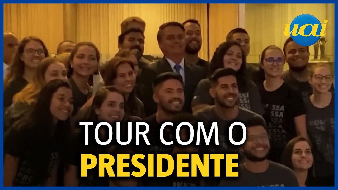 Bolsonaro guia tour no Palácio do Planalto