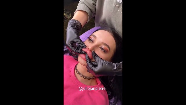 Soin des lèvres pulpeuses... Bizarre