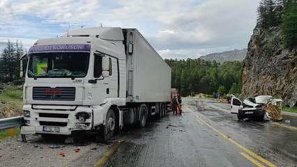 İki tır ile bir otomobilin karıştığı kazada 1 kişi öldü