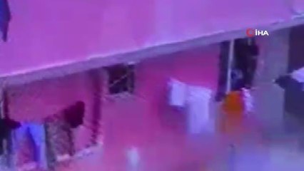 Sultangazi'de hırsızlar göçmenlerin evini soydu, o anlar kameraya böyle yansıdı