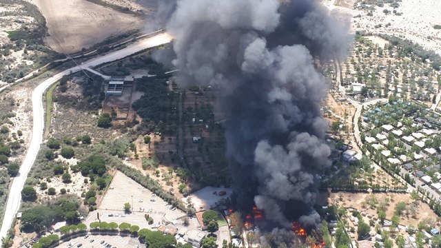 Un spectaculaire incendie ravage une partie du camping du Grau-du-Roi (Gard)