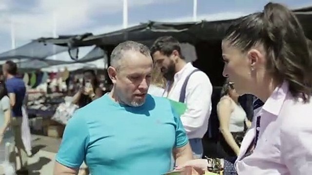 Un falso militante del PP rompe su carnet ante Macarena Olona, candidata de Vox a la Junta de Andalucía.