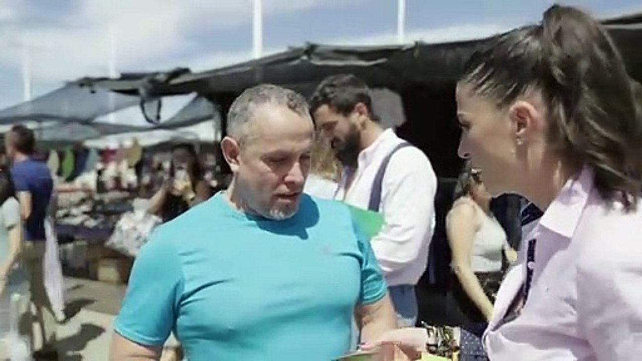 Un falso militante del PP rompe su carnet ante Macarena Olona, candidata de Vox a la Junta de Andalucía.