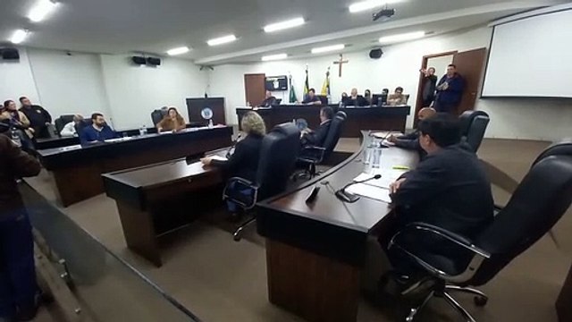 Vereadores aprovam retirada de projeto que afetaria plano de carreira dos professores da pauta