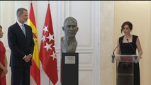 Ayuso presenta el busto de Felipe VI que encargó para homenajear su figura