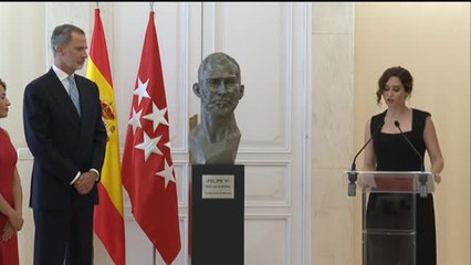 Ayuso presenta el busto de Felipe VI que encargó para homenajear su figura