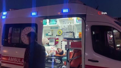 Pendik'te yakıtı bittiği için emniyet şeridinde duran kamyonete otomobil çarptı: 4 yaralı