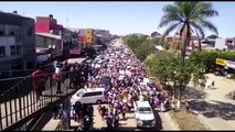 Los familiares, amigos y vecinos del niño que fue víctima de violación múltiple en Yapacaní, acompañaron el cortejo fúnebre que recorrió las calles de esa ciudad