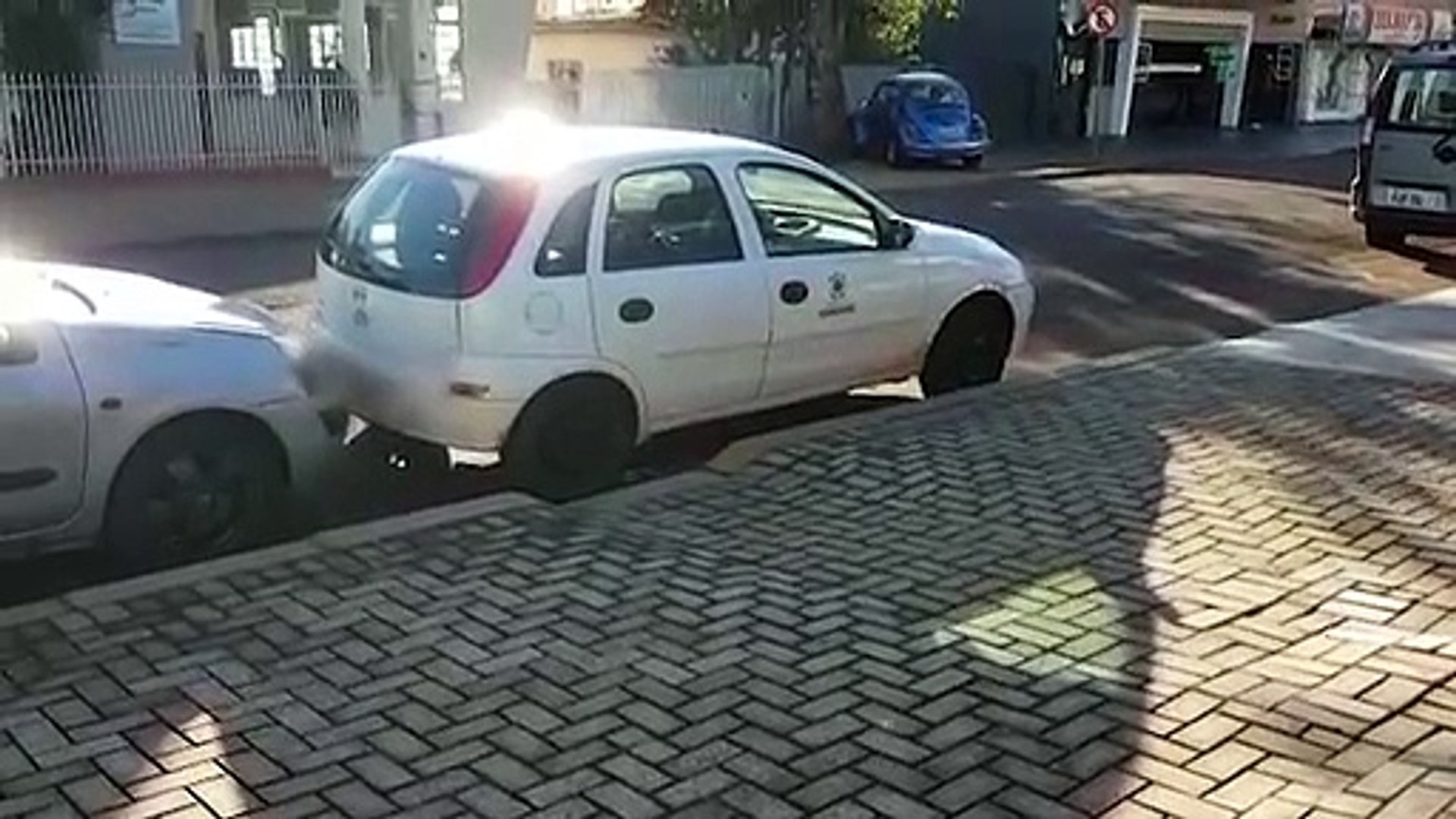 Carro da prefeitura é flagrado bloqueando rampa de acesso em local proibido de estacionar