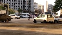 Fernando Marçal caminha no estacionamento do Nilton Santos