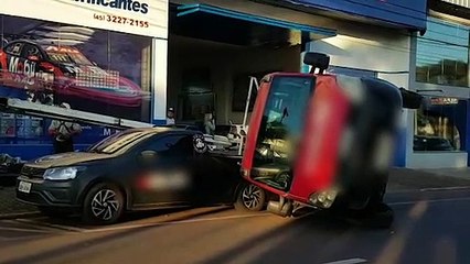 Caminhão tomba em cima de carro estacionado na Avenida Barão do Rio Branco