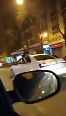 Un joven viajo colgado sobre el techo de un auto en Mar del Plata