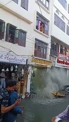 खुले चैम्बर में छोड़ दिया प्रेशर से पानी फिर क्या हुआ देखे वीडियो...