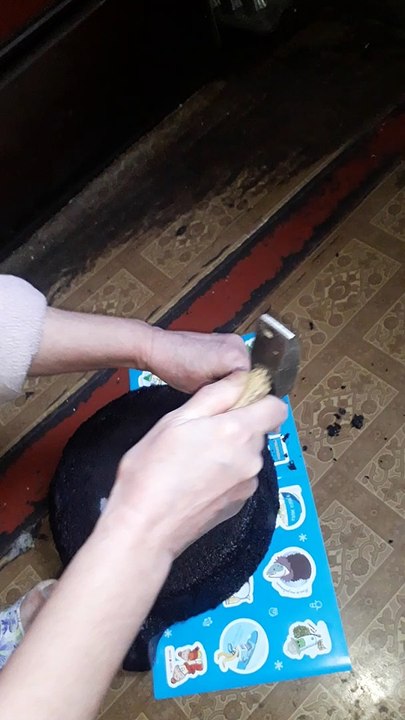 We beat off the old frying pan with a chisel to remove the soot