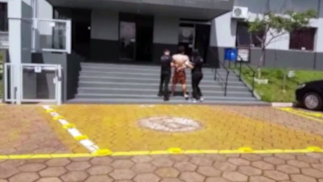 Jovem que foi detido acusado de agredir cadelinha idosa é levado ao IML para exames