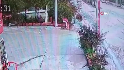 Son dakika haberi! Motosikletlinin kamyonetin altında kaldığı kaza kamerada