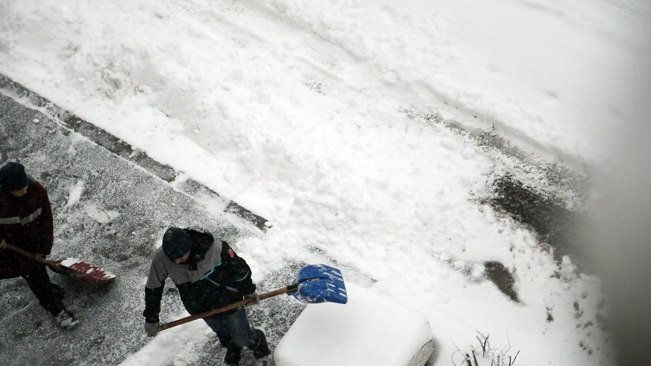 Method of work of 2 janitors in the yard