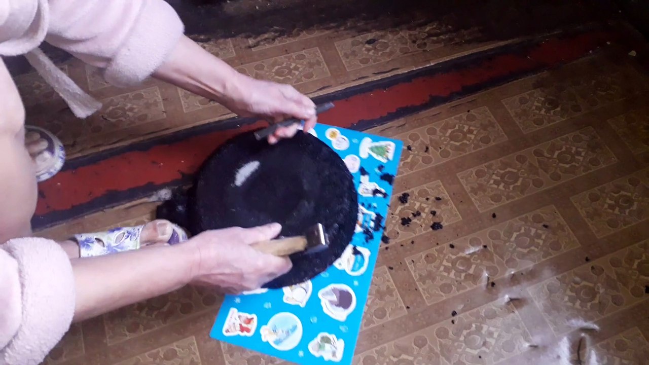 Repels the frying pan from soot