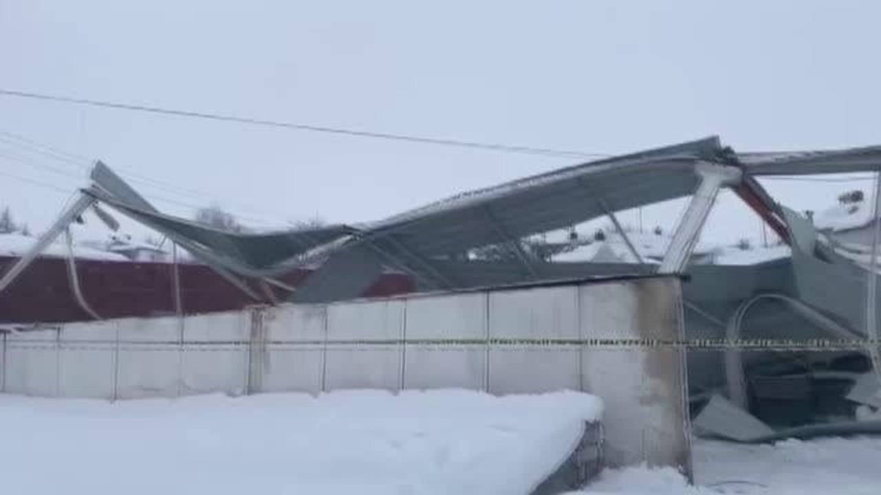 Pazar yerinin çatısı yoğun kar yağışına dayanamadı