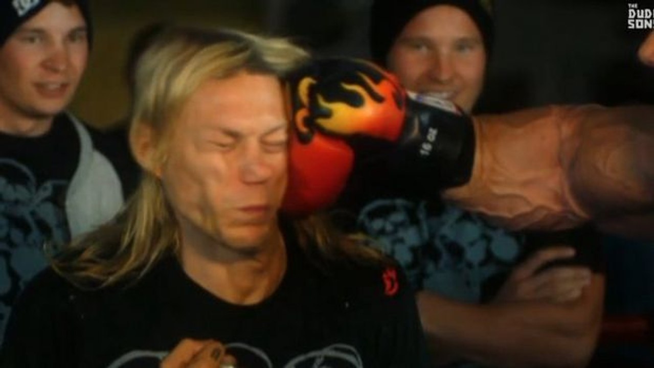 Er bekommt einen mächtigen Schlag von einem der stärksten Männer der Welt!