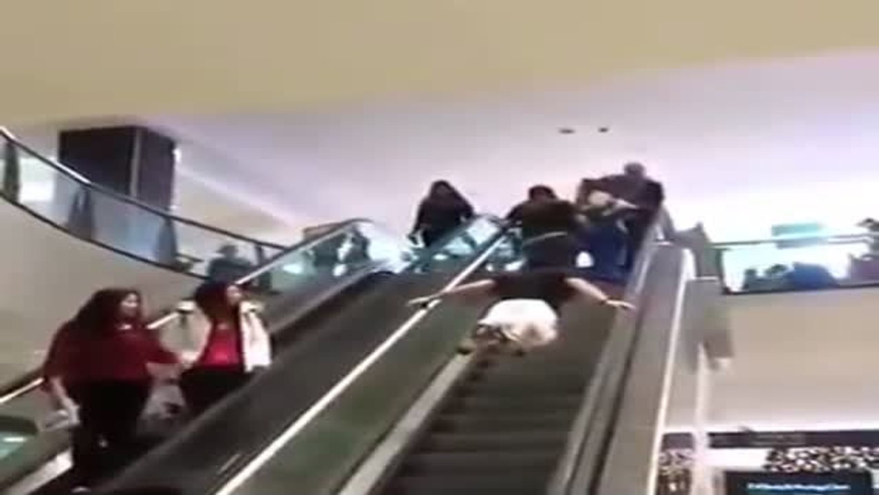 Er praktiziert Street Workout auf einer Rolltreppe