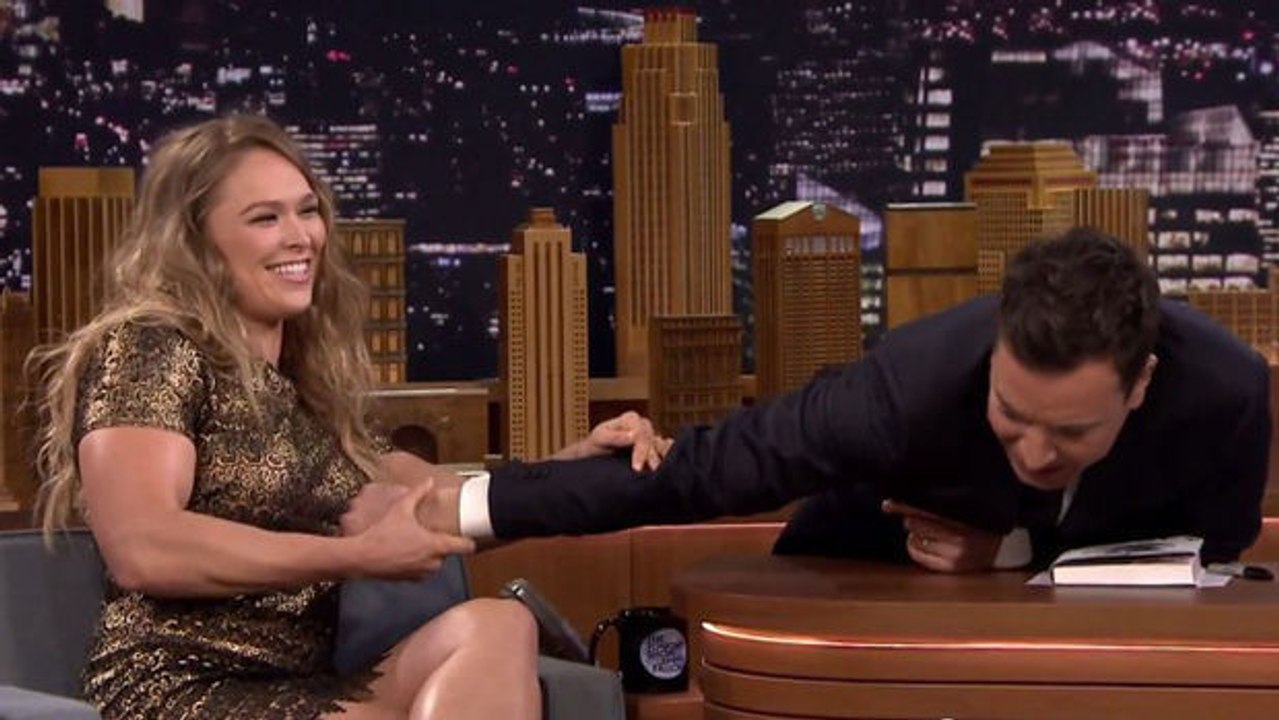 Ronda Rousey besiegt Jimmy Fallon beim Bankdrücken