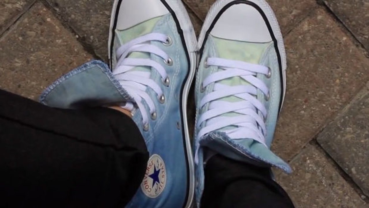 Haben Sie genug von Ihren alten Sneakers? Verleihen Sie diesen mit 'tie and dye' ein neues Leben.