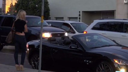 In seinem schicken Wagen stellt er einer sehr materialistischen Frau eine Falle