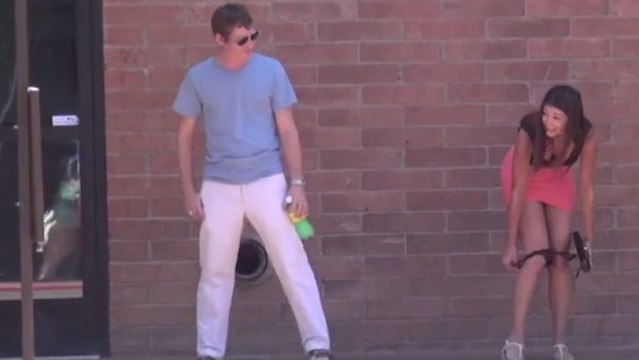 Um gegen die Hitze zu kämpfen, hat diese Frau ihre eigene Technik.