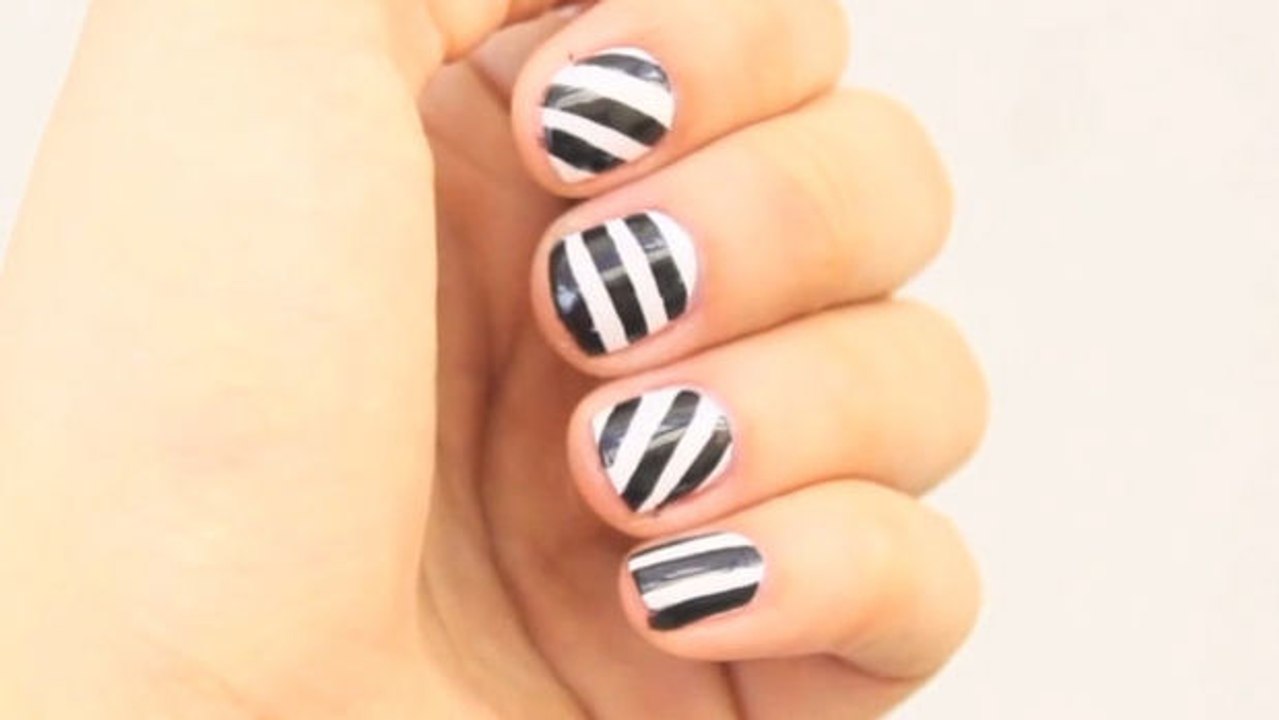Wir zeigen Ihnen die beste Methode, um eine Nailart mit Streifen ohne jegliches Hilfsmittel zu machen!