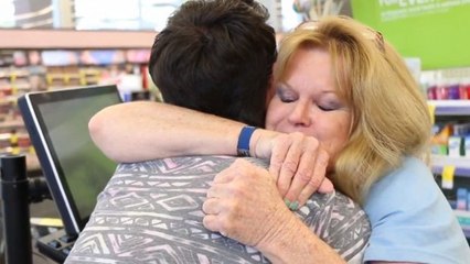 Diese Kassiererin lächelt immer. Und dieser junge Mann hat beschlossen, ihre eine sehr schöne Überraschung zu bereiten.