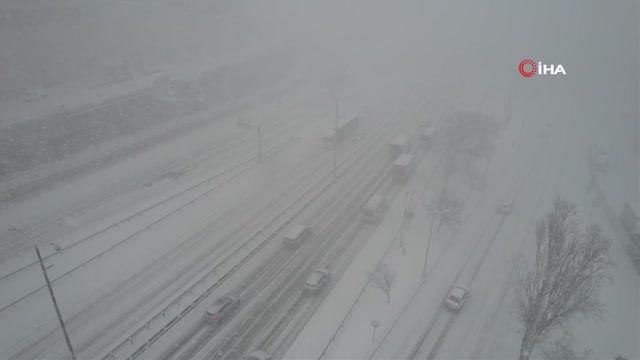 TEM'de kar yağışı nedeniyle trafik durma noktasına geldi