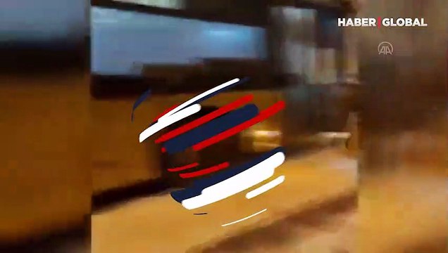 Kardan dolayı devam edemeyen İETT otobüsü yolcularını indirdi