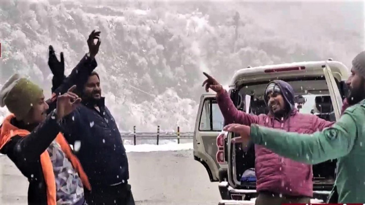 Weather: Tourists enjoy snowfall in Uttarkashi, watch video