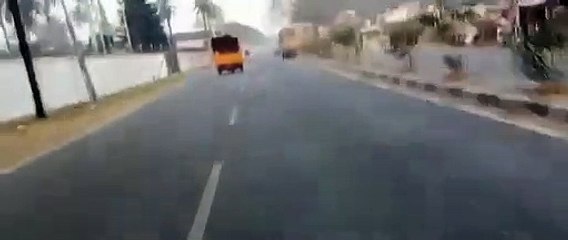 அப்ப ரோடு எதுக்கு சாமி.. சென்டர் மீடியனில் கேஷுவலாக அரசு பேருந்தை ஒட்டிச்சென்ற டிரைவர்..பகீர் வீடியோ