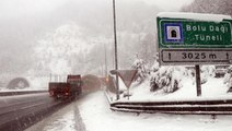 Son Dakika! Yoğun kar nedeniyle kapatılan İstanbul-Ankara kara yolu kontrollü olarak ulaşıma açıldı