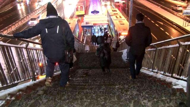 İstanbulluların kar çilesi; vatandaşlar karla kaplı yollarda yürümekte zorluk çektiler