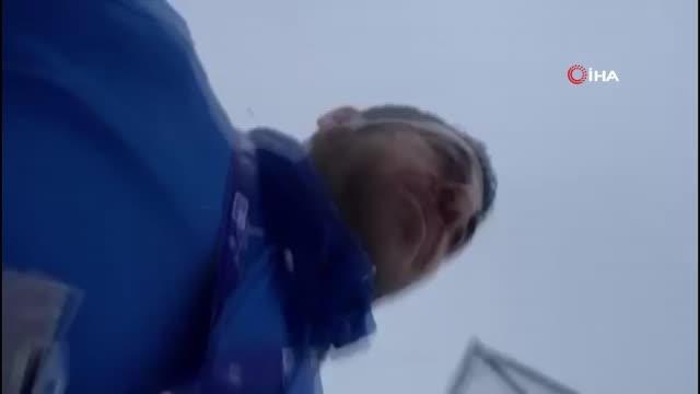 Kar yağışı sevincini video çekerken gök gürültüsü ile şoke oldu... O anlar kamerada