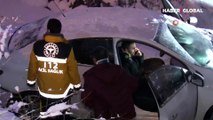 İstanbul Maltepe'de buzlanan yolda kayan araç dereye uçtu: Baba ve oğul yaralandı