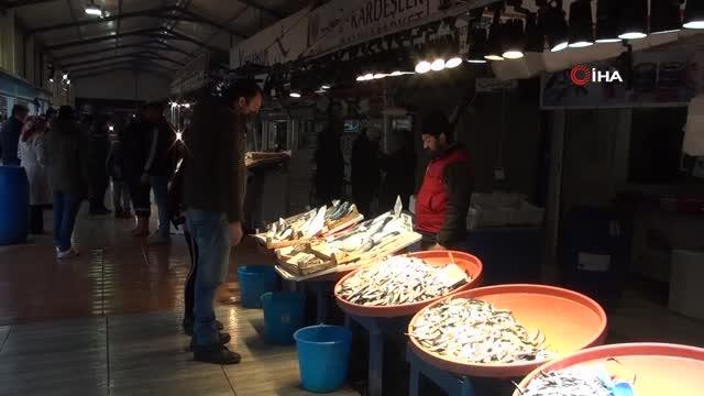 Kulağına kar suyu kaçan Hamsi tezgahlarda yerini aldı