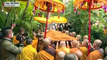 بدون تعليق: آلاف البوذيين يودعون الراهب ثيش نات هان