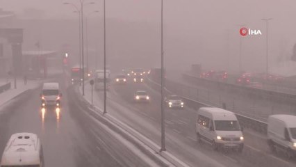 Sefaköy'de E-5'te trafik kar yağışı nedeniyle durma noktasına geldi