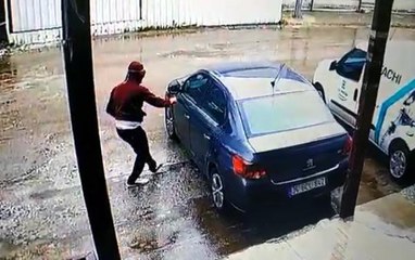 CAMINI KIRDIKLARI OTOMOBİLDEN 82 BİN TL ÇALAN KARDEŞLER YAKALANDI