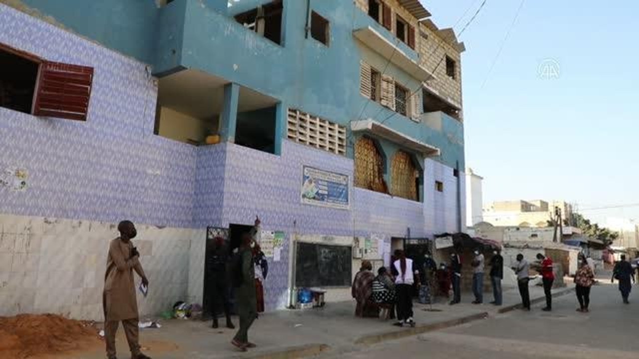 Senegal'de halk yerel seçimler için sandık başına gitti